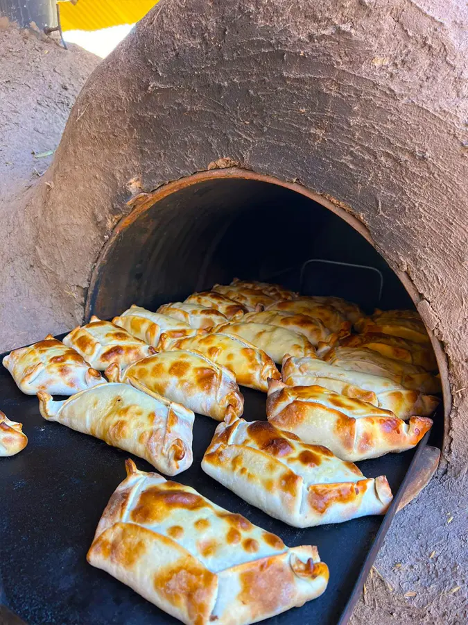 Empanadas saliendo del horno de barro
